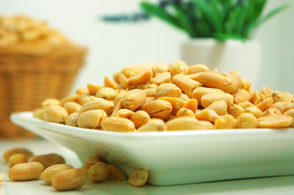 De-shelled peanuts